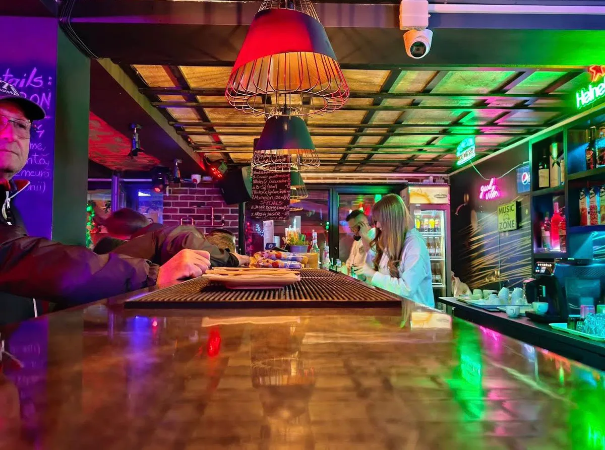 Bar & terrace