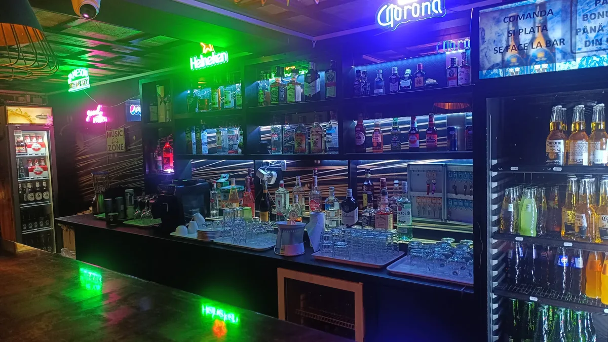 Bar & terrace