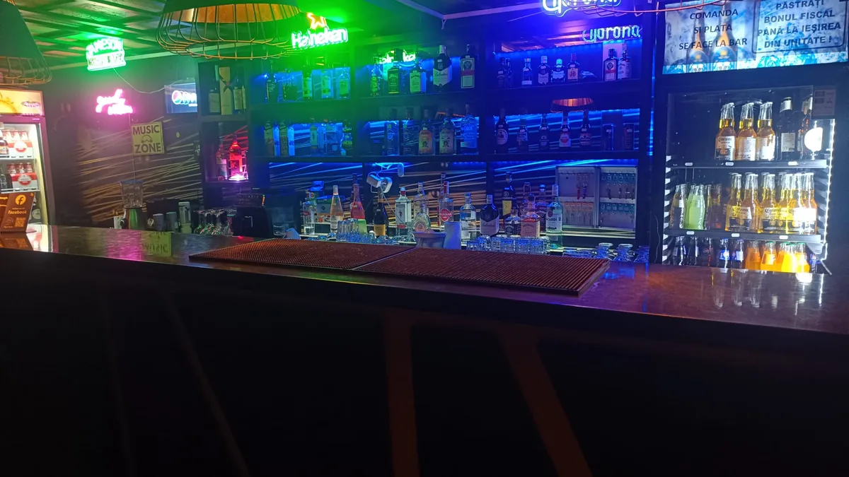 Bar & terrace
