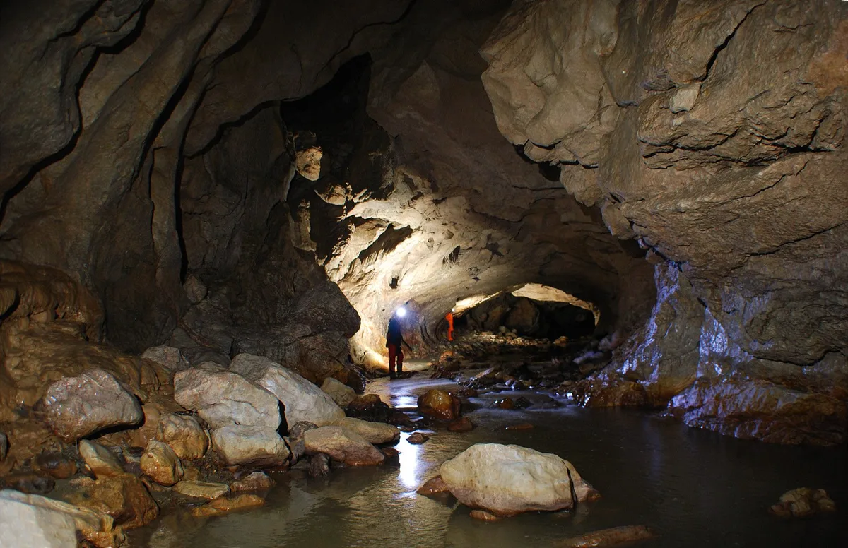 Huda lui Papară Cave