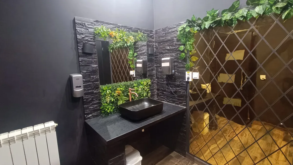 Showers & toilets