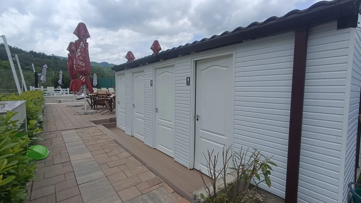 Showers & toilets